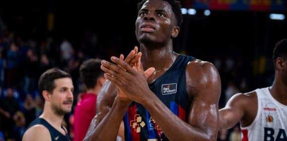James Nnaji aplaude a la afición del Barcelona.