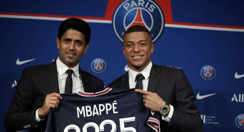 Nasser Al-Khelaifi junto a Kylian Mbappé al anunciar su renovación el año pasado.