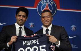 Nasser Al-Khelaifi junto a Kylian Mbappé al anunciar su renovación el año pasado.