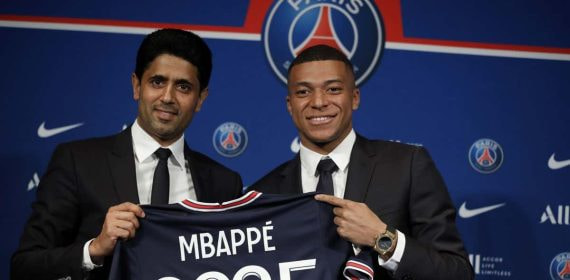 Nasser Al-Khelaifi junto a Kylian Mbappé al anunciar su renovación el año pasado.