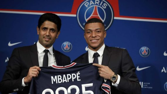 Nasser Al-Khelaifi junto a Kylian Mbappé al anunciar su renovación el año pasado.