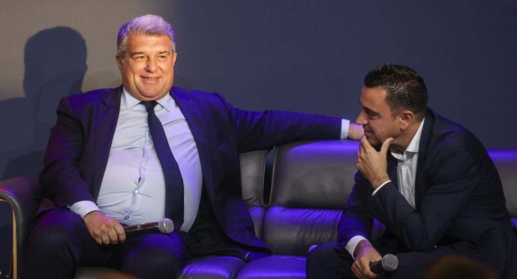 Joan Laporta, presidente del Barcelona, charla con Xavi, entrenador.