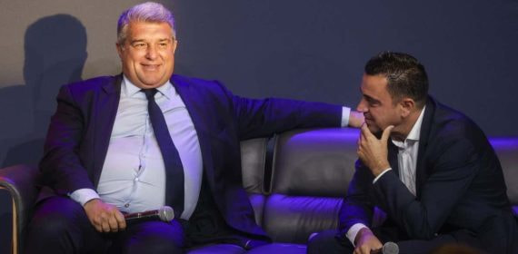 Joan Laporta, presidente del Barcelona, charla con Xavi, entrenador.