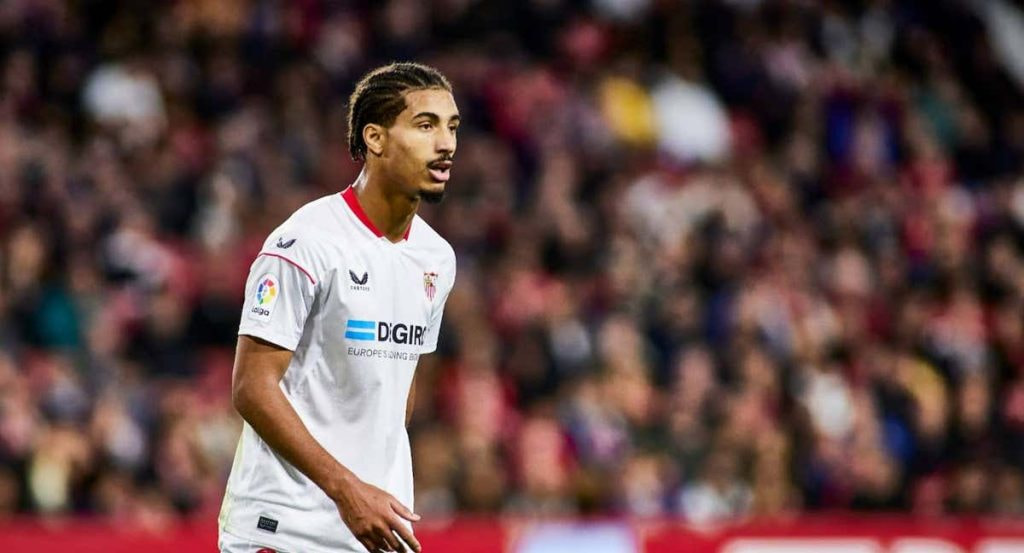 Loïc Badé en un partido del Sevilla.