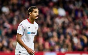 Loïc Badé en un partido del Sevilla.