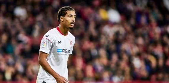 Loïc Badé en un partido del Sevilla.