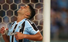 Luis Suárez, durante un partido con Gremio.