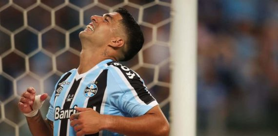 Luis Suárez, durante un partido con Gremio.