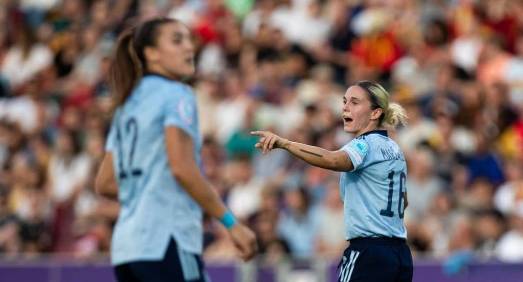 Mapi León y Patri Guijarro, durante un partido con la Selección en la pasada Eurocopa.