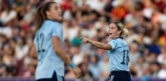 Mapi León y Patri Guijarro, durante un partido con la Selección en la pasada Eurocopa.