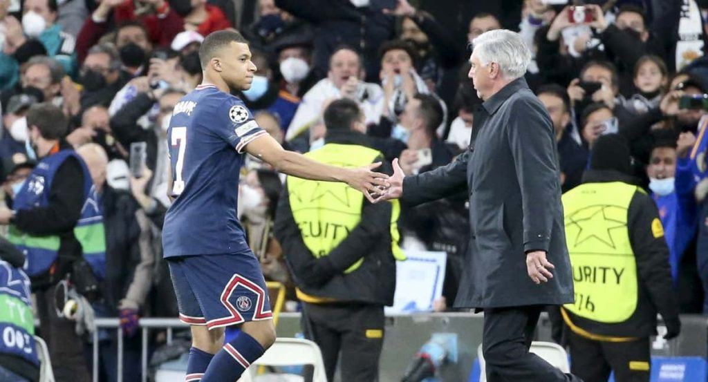 Mbappé y Ancelotti se saludan en el último Real Madrid-PSG.