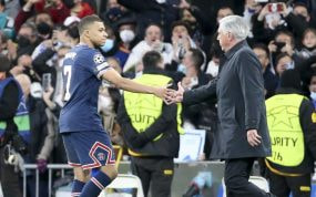 Mbappé y Ancelotti se saludan en el último Real Madrid-PSG.
