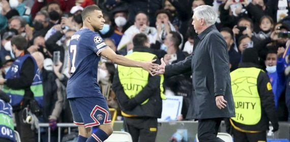 Mbappé y Ancelotti se saludan en el último Real Madrid-PSG.