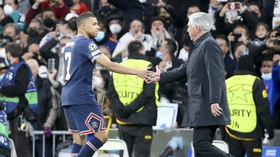 Mbappé y Ancelotti se saludan en el último Real Madrid-PSG.