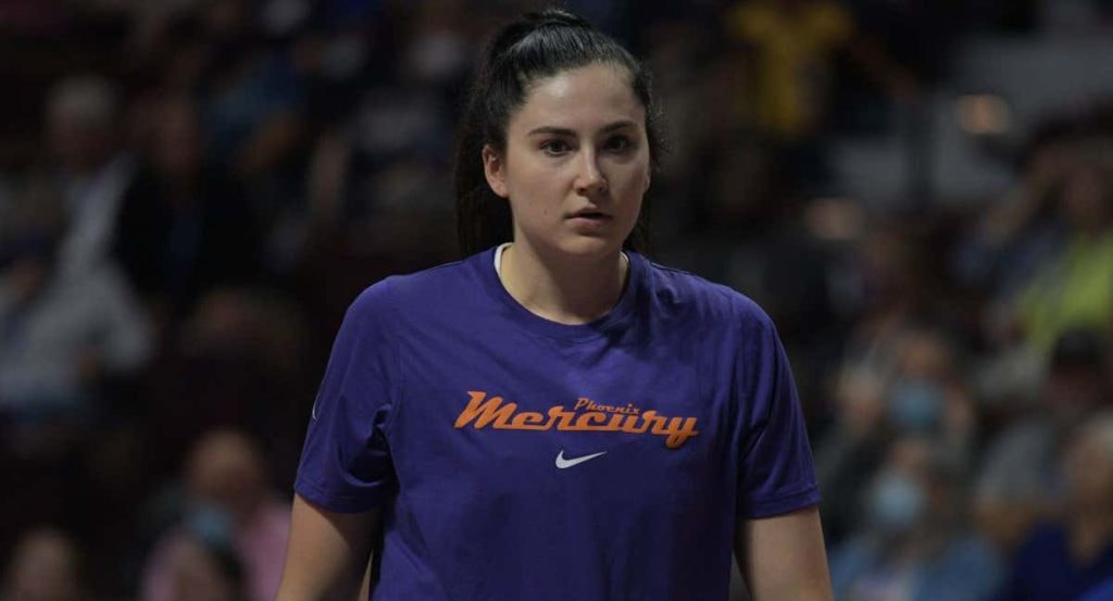 Megan Gustafson durante un partido de las Phoenix Mercury, su equipo hasta en la WNBA la pasada temporada.