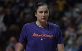 Megan Gustafson durante un partido de las Phoenix Mercury, su equipo hasta en la WNBA la pasada temporada.