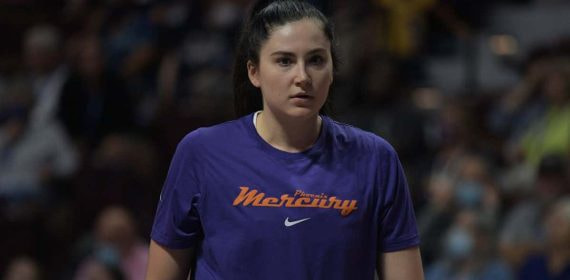 Megan Gustafson durante un partido de las Phoenix Mercury, su equipo hasta en la WNBA la pasada temporada.