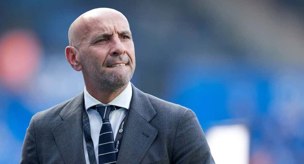 Monchi, pensativo, en el último partido liguero del Sevilla.