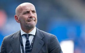 Monchi, pensativo, en el último partido liguero del Sevilla.