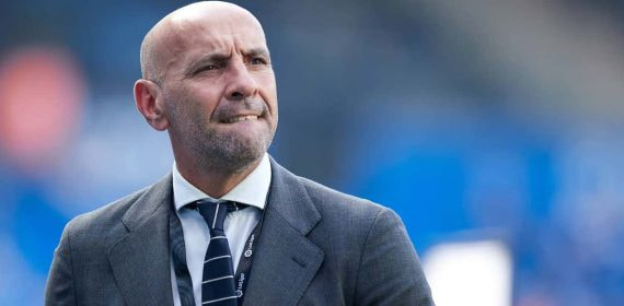 Monchi, pensativo, en el último partido liguero del Sevilla.