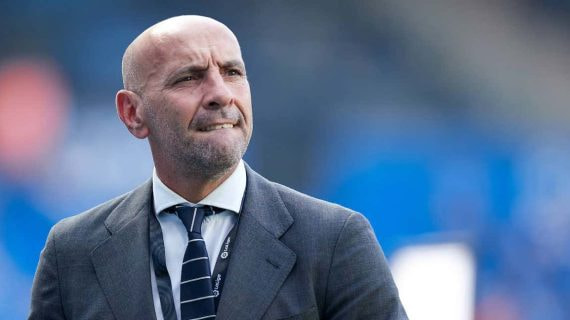 Monchi, pensativo, en el último partido liguero del Sevilla.