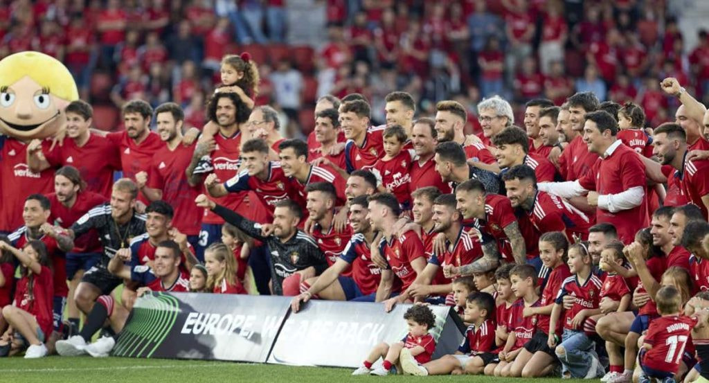La plantilla de Osasuna celebra la clasificación a la Conference League en El Sadar.