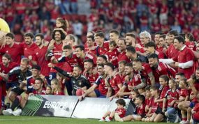 La plantilla de Osasuna celebra la clasificación a la Conference League en El Sadar.