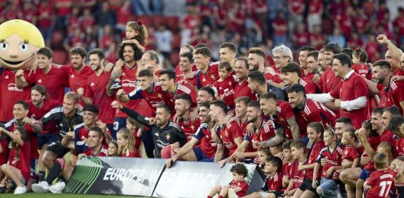 La plantilla de Osasuna celebra la clasificación a la Conference League en El Sadar.