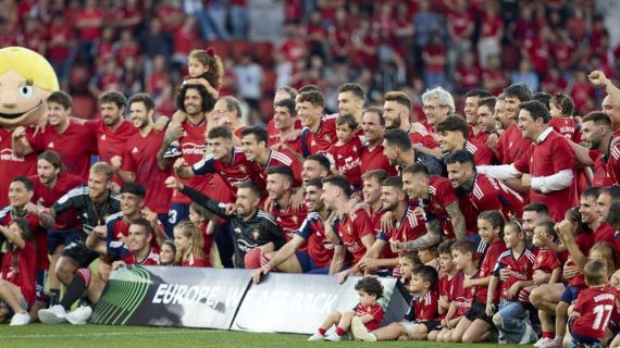 La plantilla de Osasuna celebra la clasificación a la Conference League en El Sadar.