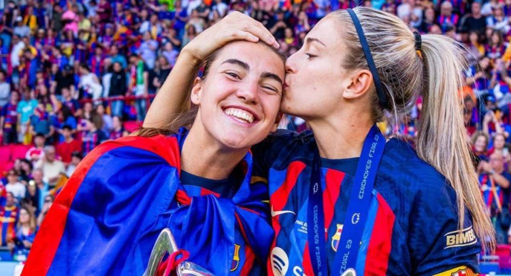 Patri Guijarro y Alexia Putellas celebran el título de la Champions tras la final en Eindhoven.