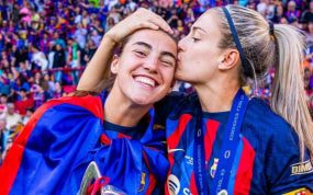Patri Guijarro y Alexia Putellas celebran el título de la Champions tras la final en Eindhoven.