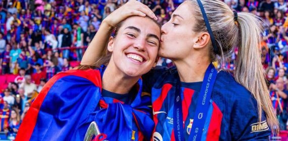 Patri Guijarro y Alexia Putellas celebran el título de la Champions tras la final en Eindhoven.