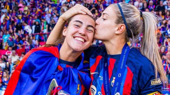 Patri Guijarro y Alexia Putellas celebran el título de la Champions tras la final en Eindhoven.