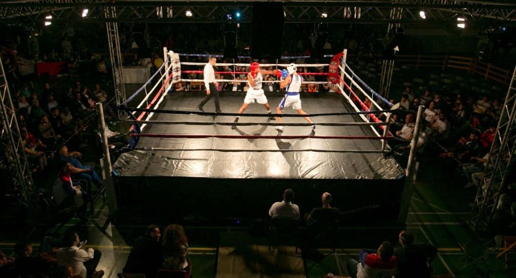 Combate de boxeo, sobre el ring.