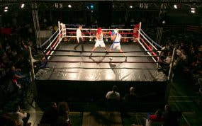 Combate de boxeo, sobre el ring.