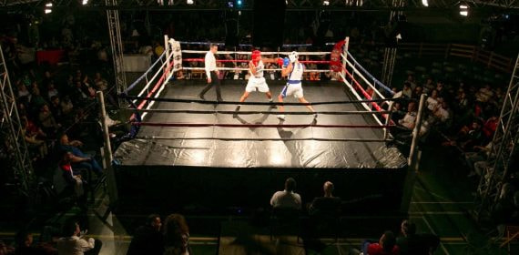 Combate de boxeo, sobre el ring.