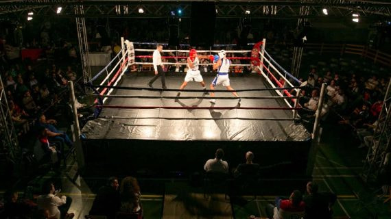 Combate de boxeo, sobre el ring.