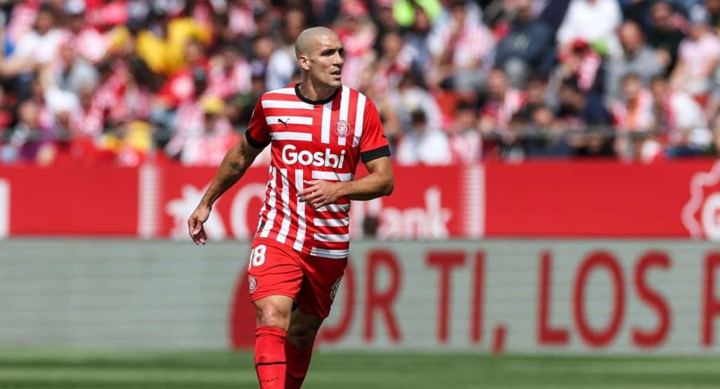 Oriol Romeu durante un partido con el Girona en Montilivi.