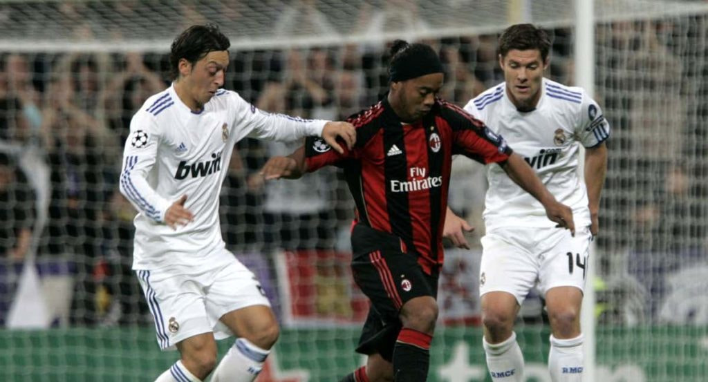 Ronaldinho en un partido con el Milan.