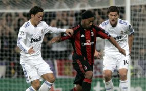 Ronaldinho en un partido con el Milan.