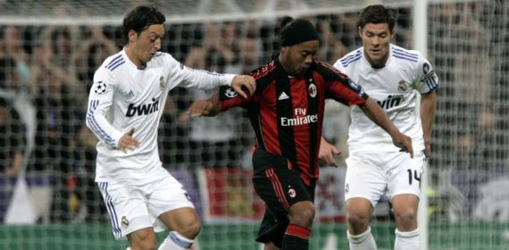Ronaldinho en un partido con el Milan.