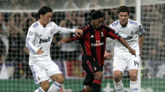 Ronaldinho en un partido con el Milan.