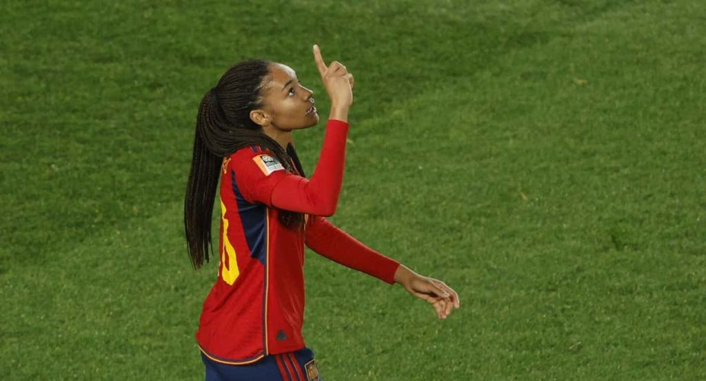 Salma Paralluelo, tras anotar su gol ante Suecia.