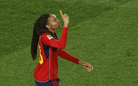 Salma Paralluelo, tras anotar su gol ante Suecia.