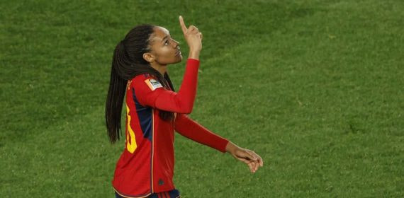 Salma Paralluelo, tras anotar su gol ante Suecia.
