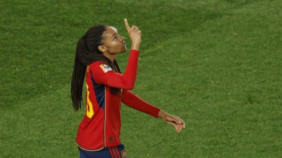 Salma Paralluelo, tras anotar su gol ante Suecia.