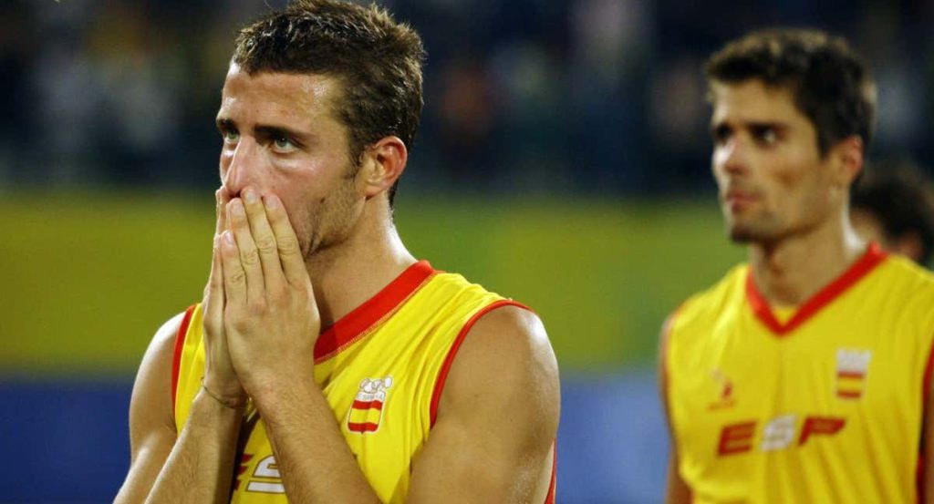 Santi Freixa, en primer plano, lamenta la derrota en la final olímpica de 2008, con su primo Pol Amat de fondo.