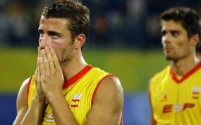 Santi Freixa, en primer plano, lamenta la derrota en la final olímpica de 2008, con su primo Pol Amat de fondo.