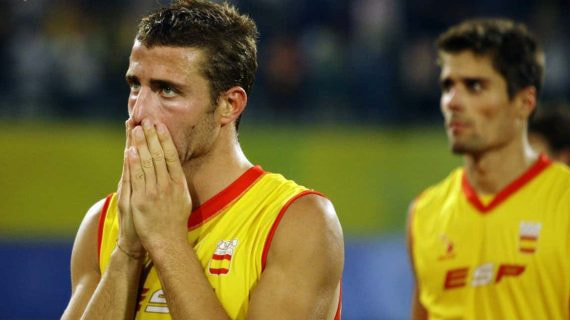 Santi Freixa, en primer plano, lamenta la derrota en la final olímpica de 2008, con su primo Pol Amat de fondo.