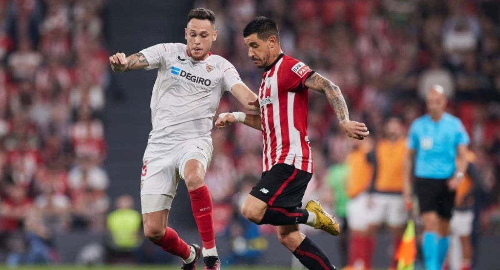 Yuri Berchiche, en una acción contra el Sevilla.